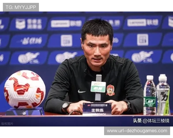 邵佳一出任国足主帅后首次公开露面，现身U22比赛认真做笔记